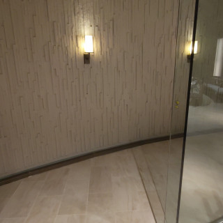 バージンロード。ガラスで仕切られています