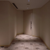 式場入口（床がふかふかで歩きやすいです）