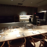 少人数向け披露宴会場の机とリラックススペース