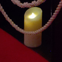 チャペルのロウソクは電池式で安全です