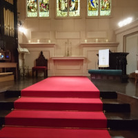 チャペルのステージを近くで見た写真