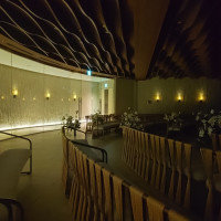 新婦がバージンロードを歩く際の照明。美しくドレスが映えます