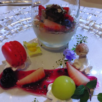 デザート。パンナコッタとベリーのヴェリーヌフォンダン仕立て