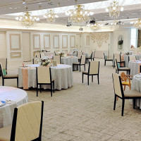 白を基調とした綺麗な会場