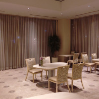 天井が高く、贅沢に大きな窓が素敵