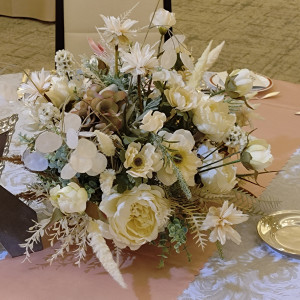 造花ですが、かわいい装花です|779190さんのセントパトリック・チャーチ／ロイヤルホールヨコハマの写真(2597942)