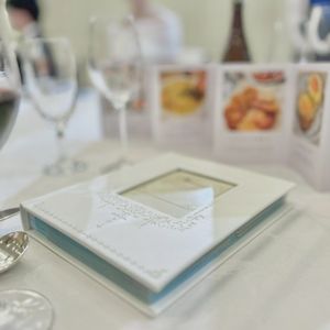 アルバムなどを置くことで装花が少なくてもなんとかなりました。|779190さんのセントパトリック・チャーチ／ロイヤルホールヨコハマの写真(2661009)