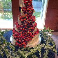 ケーキはこぼれる5段に。会場が華やかになりました