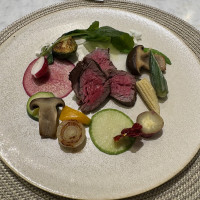 披露宴会場で提供される牛肉のトリュフ塩仕立て