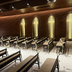 チャペル内座席の雰囲気|779212さんの麻布迎賓館/テイクアンドギヴ・ニーズウェディングの写真(2578947)