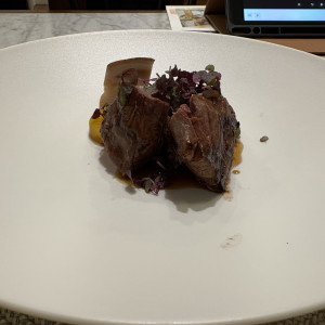 披露宴会場で提供される牛肉のワイン煮|779212さんの麻布迎賓館/テイクアンドギヴ・ニーズウェディングの写真(2578944)