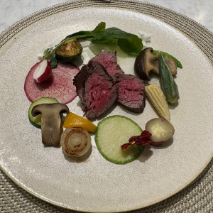 披露宴会場で提供される牛肉のトリュフ塩仕立て|779212さんの麻布迎賓館/テイクアンドギヴ・ニーズウェディングの写真(2578945)