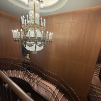 螺旋階段とシャンデリア