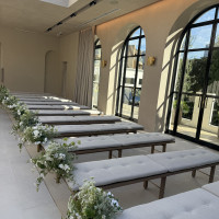 前から見たチャペルの椅子と窓、窓から見えるガーデン