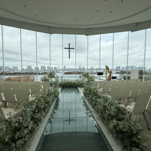 挙式会場、十字架と東京ドームが重なるように作ったとのこと|779270さんのヒルトン東京お台場の写真(2583616)