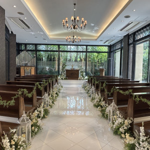 白の床に一面窓で光溢れる自然豊かなチャペル|779284さんのアイネスヴィラノッツェ宝ヶ池(クラウディアホールディングスグループ)の写真(2579241)