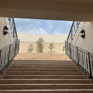 新郎新婦がみんなにお祝いされながら階段を降りることが夢だった|779284さんのアイネスヴィラノッツェ宝ヶ池（クラウディアホールディングスグループ）の写真(2579243)