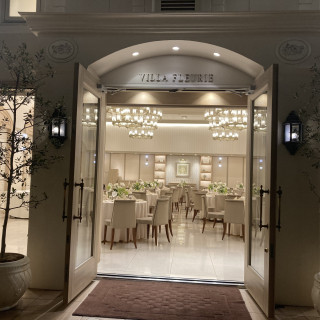 白を貴重とした綺麗な披露宴会場。