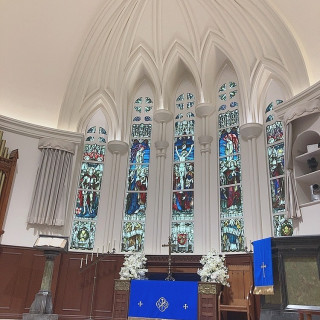 ブルーが映える天井の高いチャペル。