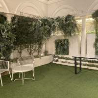 緑溢れる披露宴会場内のガーデン。