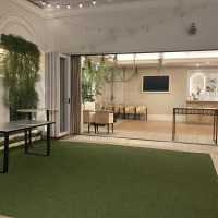 広々とした披露宴会場内のガーデン。