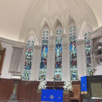 ブルーが映える天井の高いチャペル。