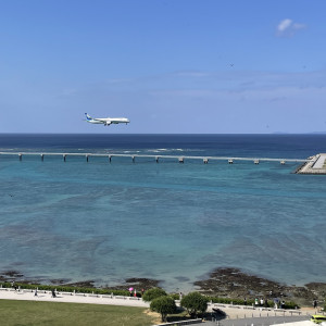 空港が近く飛行機との写真も撮れる!|779314さんの瀬長島ホテルウエディングの写真(2579327)