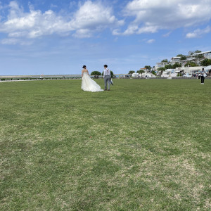 ウミカジテラスで写真撮影|779314さんの瀬長島ホテルウエディングの写真(2579329)