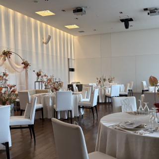 ひとテーブルずつ可愛い装飾をしてもらった披露宴会場