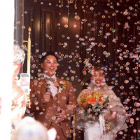 挙式終了後のバブルシャワー