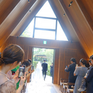 挙式会場から退場