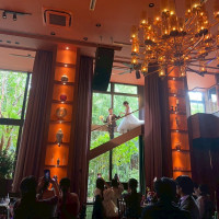 あたたかい雰囲気の披露宴会場