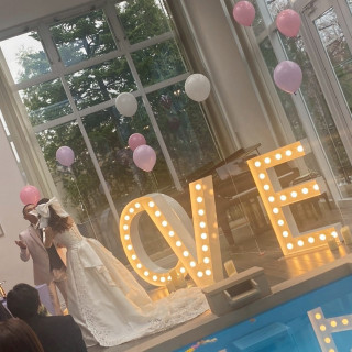 プールサイドでケーキ入刀の様子