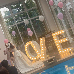 プールサイドでケーキ入刀の様子|779482さんのヒルサイドクラブ迎賓館(札幌)/テイクアンドギヴ・ニーズウェディングの写真(2579996)