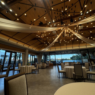 自然光も沢山入る魅力的な披露宴会場