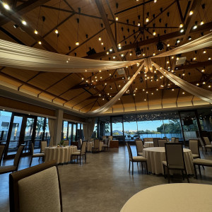 自然光も沢山入る魅力的な披露宴会場|779486さんのザ・ミーツ マリーナテラスの写真(2580004)