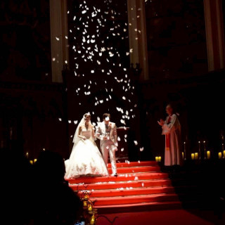 退場時の羽を降らせる演出