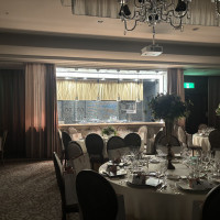 真ん中の階の披露宴会場のオープンキッチン