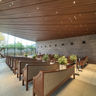 自然光がたっぷり入る綺麗なチャペルでした