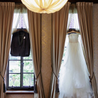 タキシードとウエディングドレス