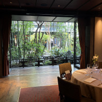 披露宴会場の窓からは緑が見えます