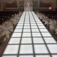 ライトアップするバージンロード。