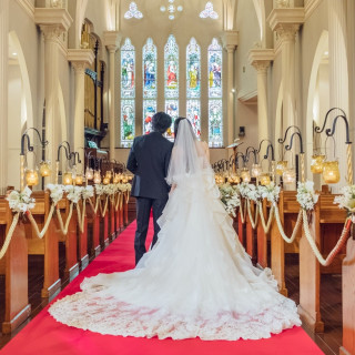 ステンドグラスが綺麗で、上品な雰囲気の挙式会場。