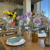 ゲストと新郎新婦の距離が近いアットホームな披露宴会場