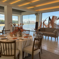 2階にあり、ガラス張りで海の景色がどこからでも見える会場