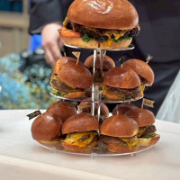 ウェディングケーキの代わりにハンバーガータワーにしました。