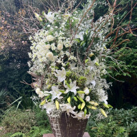 2人のためだけにデザインされた装花の前で誓いの言葉を伝えます