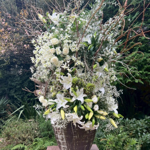 2人のためだけにデザインされた装花の前で誓いの言葉を伝えます|779695さんのMAYAの写真(2582484)