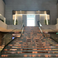 挙式が終わった後に下る大階段が本当にお洒落で素敵です！