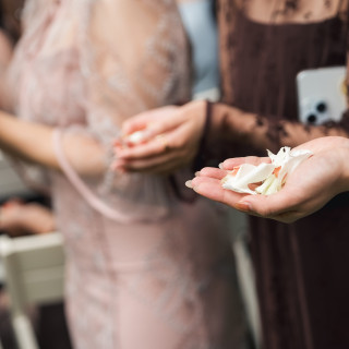 フラワーシャワーを持っている様子